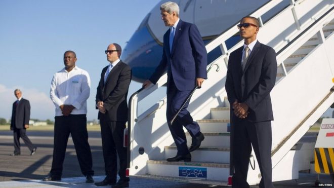 Государственный секретарь Джон Керри прибывает в международный аэропорт имени Хосе Марти в Гаване, Куба, 14 августа 2015 года.