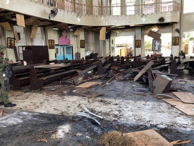 Обломки внутри католической церкви в Джоло после двух взрывов. Фото: 27 января 2019 года