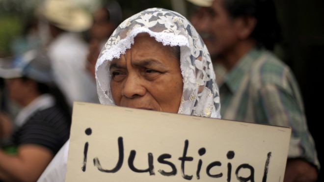 Marcha de activistas por los derechos humanos y familiares de desaparecidos durante la guerra civil en 2011 en San Salvador.