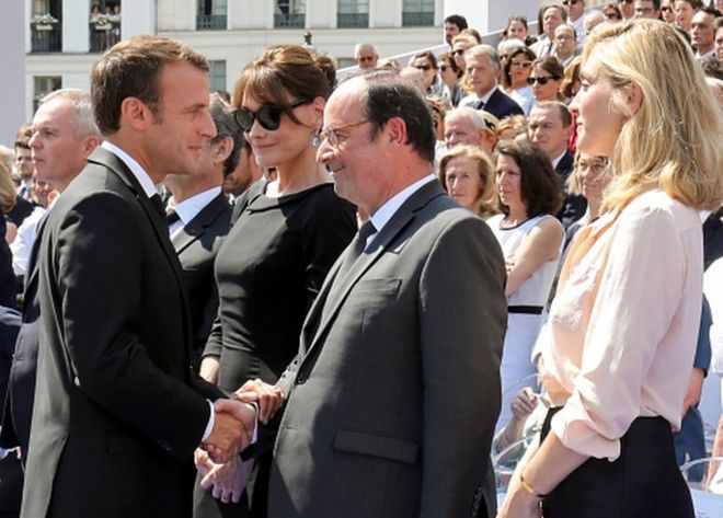 Президент Франции Эммануэль Макрон пожимает руку своему предшественнику Франсуа Олланду