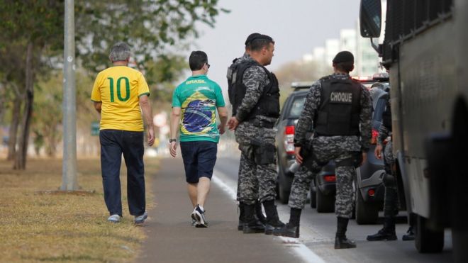 Manifestantes e policais em Brasília