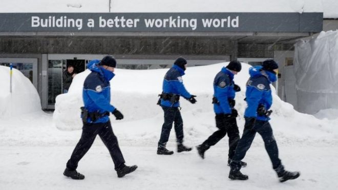 Policías en Davos