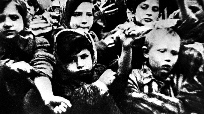 Дети Освенцима показывают свои татуированные руки