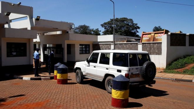 Транспортное средство с некоторыми из подозреваемых въезжает в штаб-квартиру директора уголовного розыска после ареста главы Национальной молодежной службы Ричарда Ндубая вместе с неустановленным числом чиновников из-за коррупции в Найроби