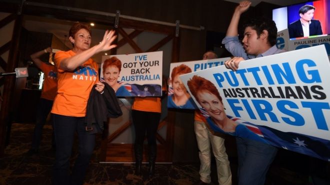 Полин Хэнсон и ее сторонники в Ипсвиче, Квинсленд, 2 июля 2016 года