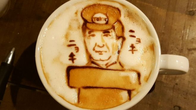 Премьер-министр Синдзо Абэ, изображенный в кофейном арт-дизайне