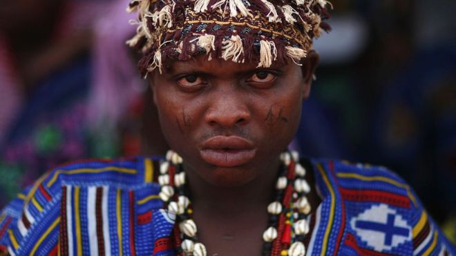 Un hombre se prepara para bailar durante una ceremonia de vudú el 9 de enero de 2012 en Ouidah, Benín.