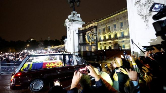 The hearse carrying the coffin of Queen Elizabeth II arrives at the gates of Buckingham Palace