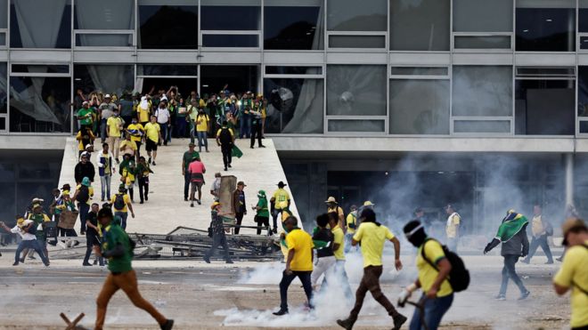 bolsonaristas invadindo planalto