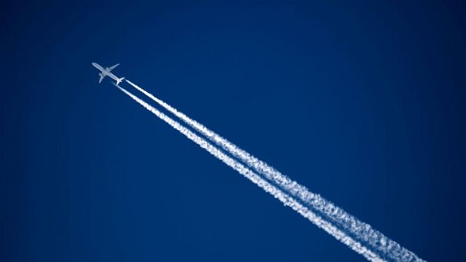 Avião deixa rastro de fumaça