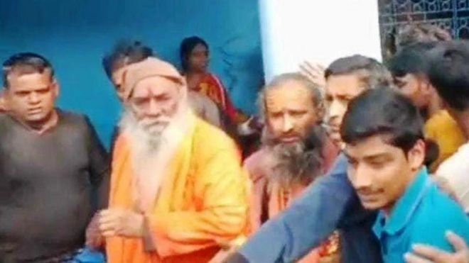 घटना का वीडियो वायरल हो रहा है