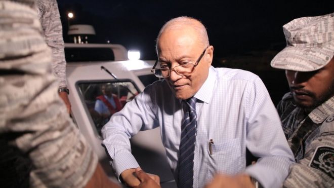 Maumoon Abdul Gayoom высаживается из лодки, прибывшей с острова-тюрьмы Dhoonidhoo для участия в слушаниях в Высоком суде Мальдивских островов в Мале 30 сентября 2018 года