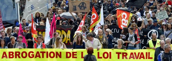 Протестующие в Париже протестуют против реформ трудового законодательства в сентябре 2016 года