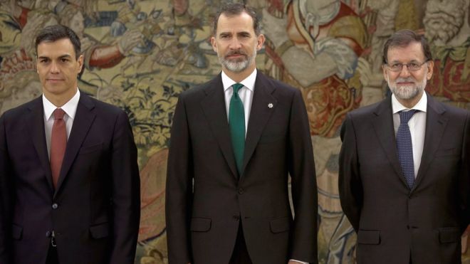 New Spanish Prime Minister Pedro Sanchez (L), Spain's King Felipe VI and former Prime Minister Mariano Rajoy (R) during the swearing in ceremony of Mr Sanchez in Madrid, Spain, 2 June 2018