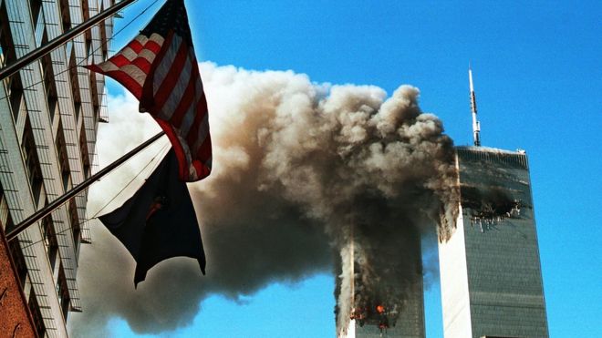 Дым льется из башен Всемирного торгового центра после того, как они были сбиты двумя самолетами 11 сентября 2001 года