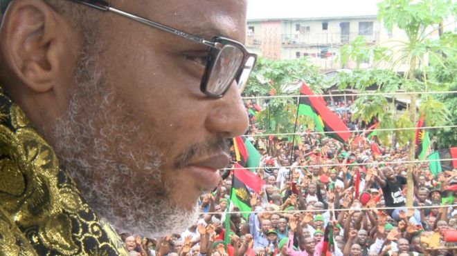 Лидер коренных народов Биафра (IPOB) Ннамди Кану приветствует своих сторонников в Умуахии