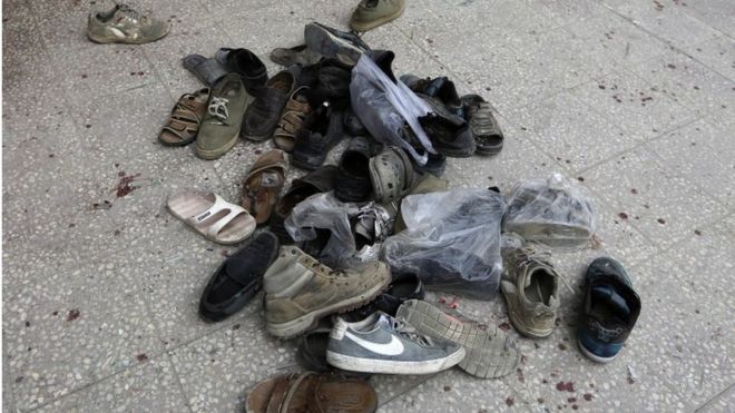 Обувь верующих возле мечети в Кабуле, сбитая террористом-смертником, 21 ноября 2016 года