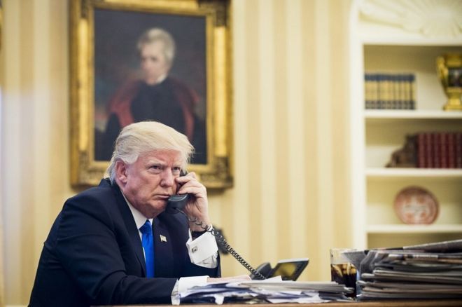 Президент США Дональд Трамп разговаривает по телефону с премьер-министром Австралии Малкольмом Тернбуллом