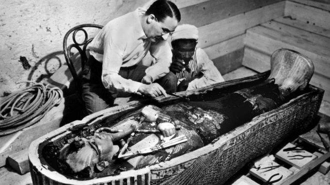 Howard Carter limpiando el sarcófago de Tutankamón