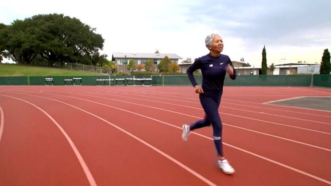 84-летняя Айрин Обера бегает уже более 40 лет и не считает свой возраст помехой для занятий спортом.