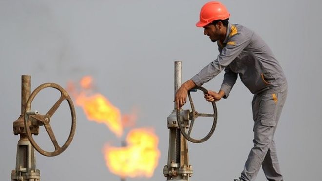 Рабочий на иракском нефтеперерабатывающем заводе