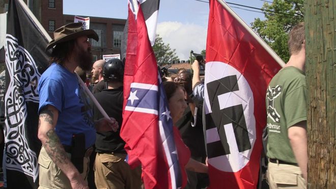 Демонстранты несут флаги конфедератов и нацистов во время митинга «Свобода правых» в парке «Эмансипация» в Шарлоттсвилле, штат Вирджиния, 12 августа 2017 года