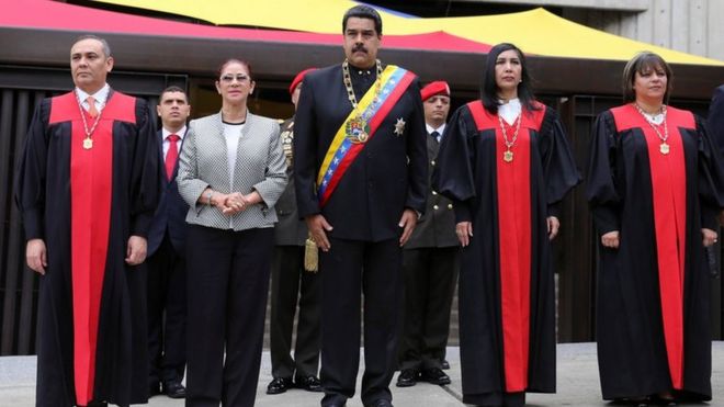 Nicolás Maduro junto a magistrados del Tribunal Supremo de Venezuela.