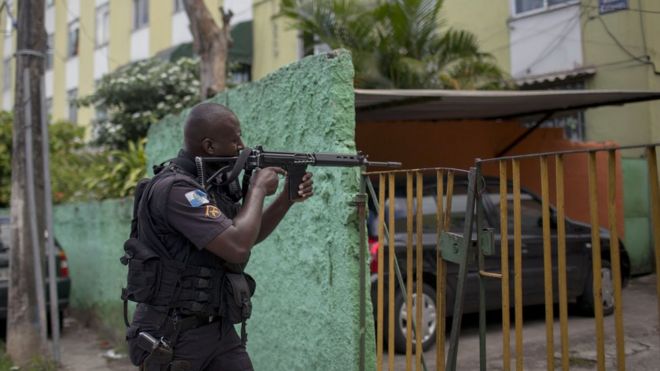 Вооруженный военный полицейский во время операции в Рио-де-Жанейро