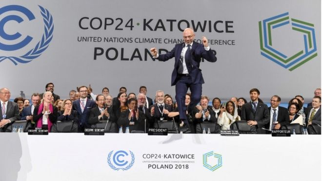 Президент COP24 Михал Куртыка празднует окончание конференции COP8 ООН по изменению климата 2018 года в Катовицах, Польша