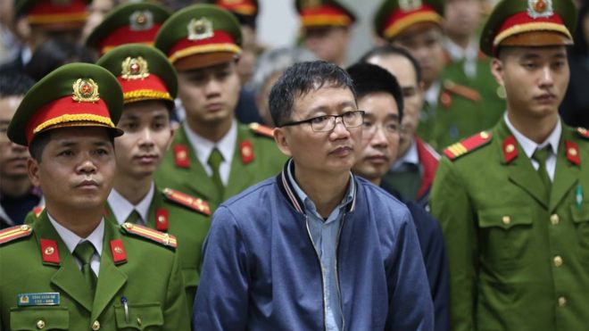 Тринь Суан Тхань (С), бывший управляющий нефтяными компаниями, предстал перед судом в зале суда Народного суда Ханоя 8 января 2018 года.