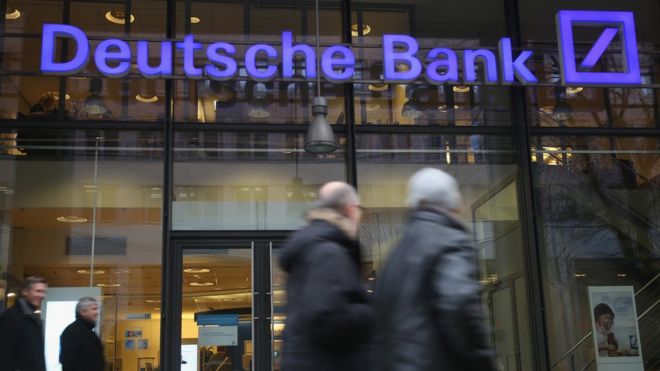 Люди проходят мимо филиала Deutsche Bank 17 января 2014 года в Берлине, Германия.