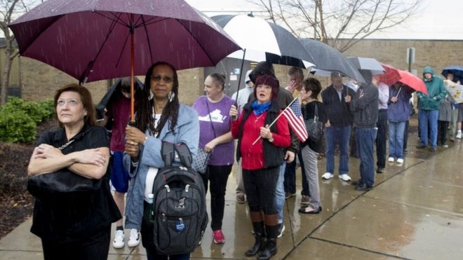 Gente votando en Virginia, Estados Unidos.