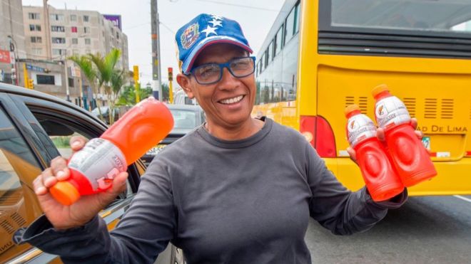 Una venezolana trabajando como vendedora ambulante en Lima
