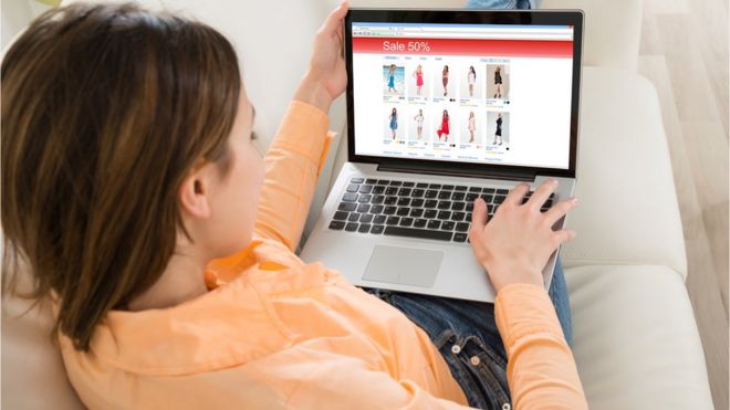 Женщина, делающая покупки онлайн