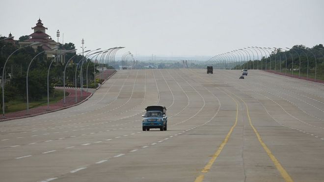 Una foto de 2015 muestra una autopista de 20 canales en Naypyidaw, la capital de Myanmar. Yangon era la antigua capital hasta que el régimen militar construyó Naypyidaw y la volvió capital en 2005.