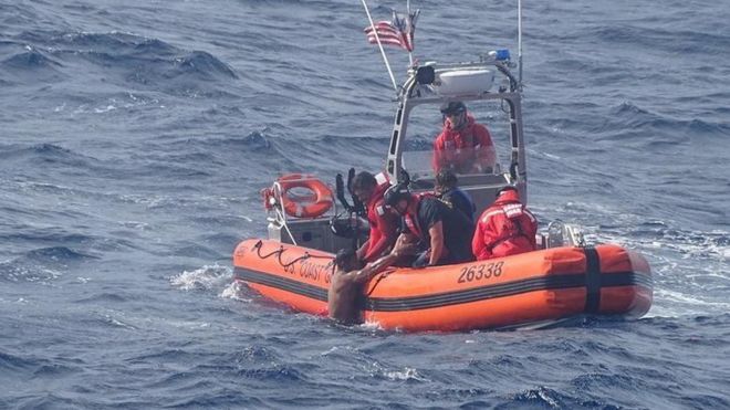 Una lancha de la Guardia Costera de EE.UU. rescatando a un inmigrante ilegal del mar.