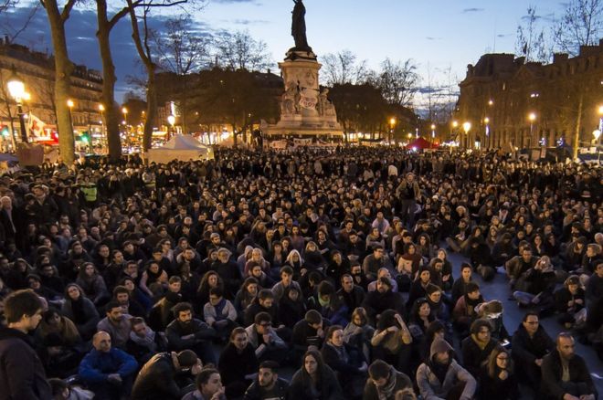 Толпа Nuit Debout, Площадь Республики, 10 апреля 16