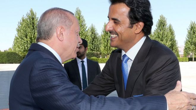 Реджеп Тайип Эрдоган обнимает шейха Хамада Аль Тани в Анкаре (15 августа 2018 года)