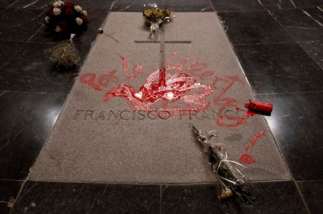 Изображение гробницы Франко с красным голубем и лозунгом «За свободу». замазал его красной краской