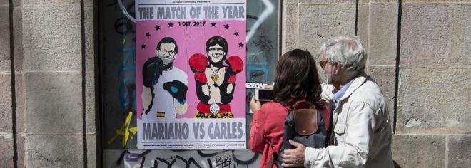 Плакат с изображением премьер-министра Испании Мариано Рахоя (слева) и президента каталонского правительства Карлеса Пуигдемона 16 сентября 2017 года в Барселоне