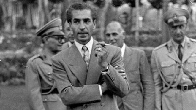 شاه جوان در پی فشار شدید آمریکا با صدور فرمان عزل مصدق موافقت کرد