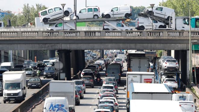 Час пик трафика заполняет кольцевую дорогу в Париже, Франция, 28 июня 2017 года