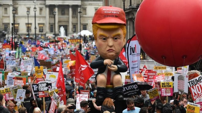 El "Trump Dumper", un muñeco robot que representa al presidente estadounidense sentado en un inodoro mientras envía mensajes en su teléfono celular, sobresale en la multitudinaria protesta en Londres.