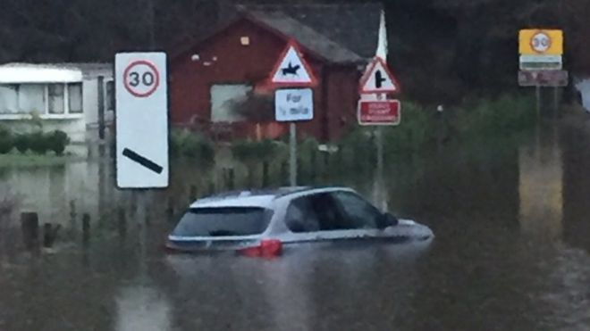 Автомобиль в ловушке во время наводнения