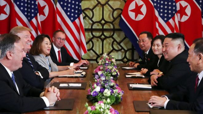 Трамп и Ким сидят друг напротив друга на саммите во Вьетнаме