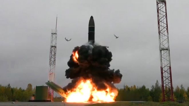 Испытательный пуск межконтинентальной баллистической ракеты "Тополь-М" на космодроме Плесецк
