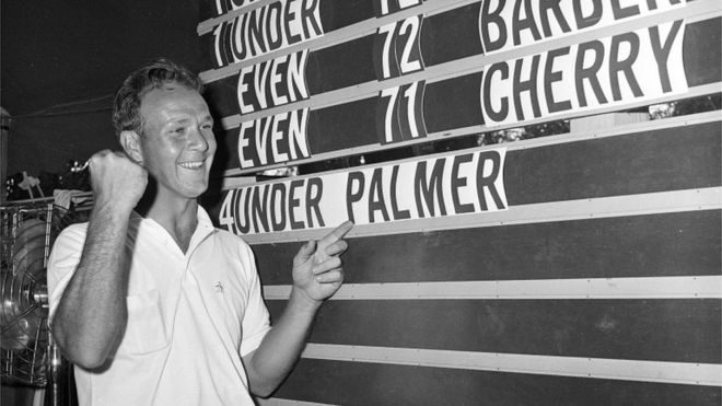 Арнольд Палмер указывает на свое имя в таблице лидеров на Национальном открытом турнире по гольфу в Cherry Hills Country Club в Денвере, июнь 1960 г.