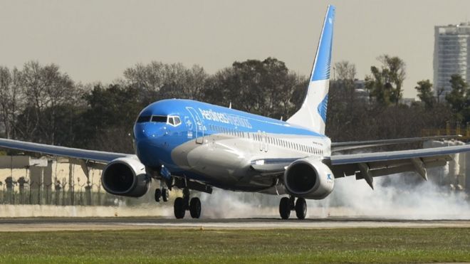Avión de Aerolíneas Argentinas aterrizando en Buenos Aires