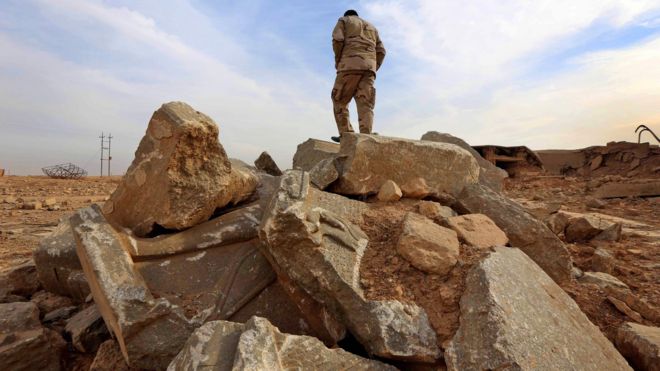 An Iraqi soldier stands on ruins at Nimrud (15 November 2016)