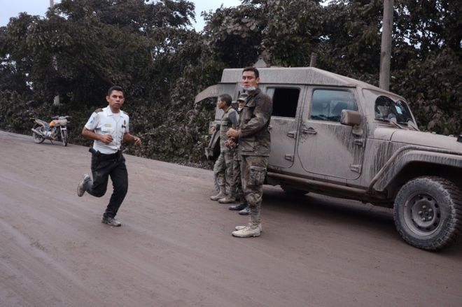 Полицейские и солдаты работают в деревне Эль Родео, департамент Эскуинтла, 3 июня